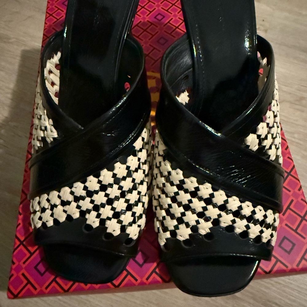 Elegant Black and Cream Women's Shoes Tory Burch Tommy